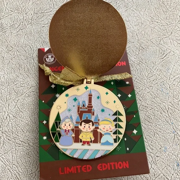 Disney gingerbread collection contemporary pin NEW - Picture 2 of 2